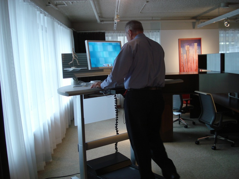 Illustration for article titled Hands (and Feet) On the Steelcase Walkstation (Video)